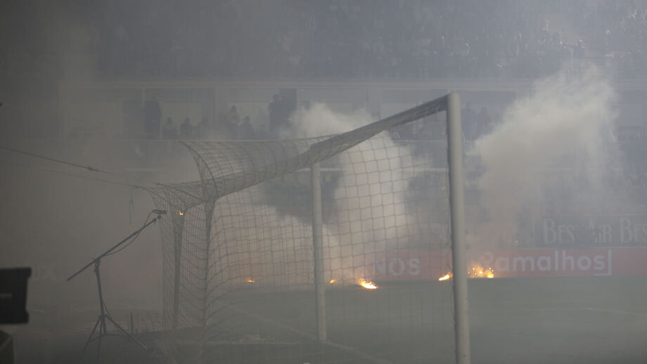Ultras do FC Porto arremessaram tochas para o relvado do Estádio José Gomes