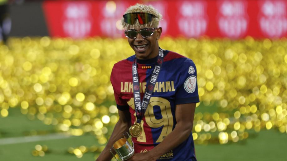 Lamine Yamal durante os festejos do Barcelona após conquista da Taça do Rei, frente ao Real Madrid
