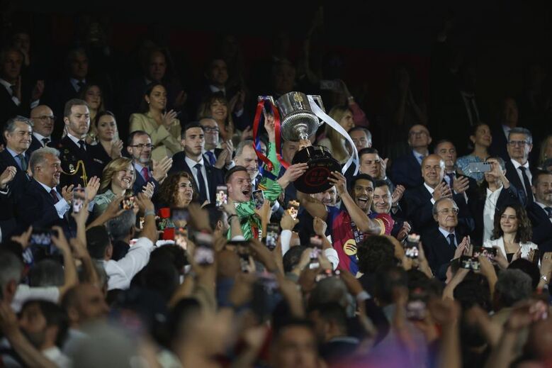Os festejos do Barcelona após conquista da Taça do Rei, frente ao Real Madrid