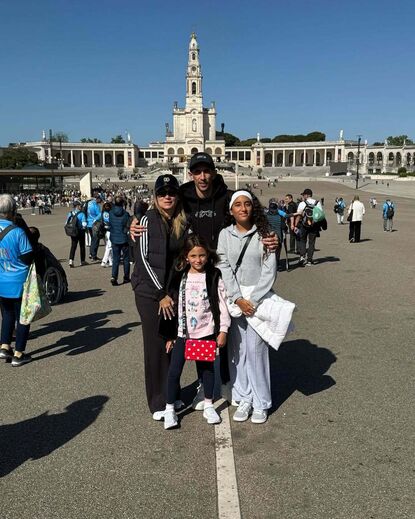 Di María com a família em Fátima 