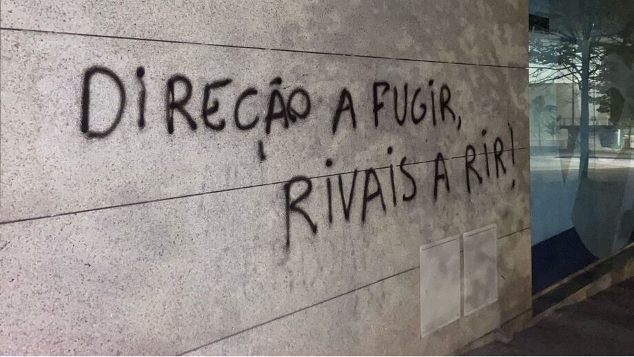 Mensagens de protesto nas imediações do Estádio do Dragão