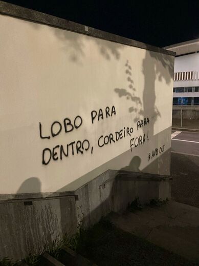 Mensagens de protesto nas imediações do Estádio do Dragão