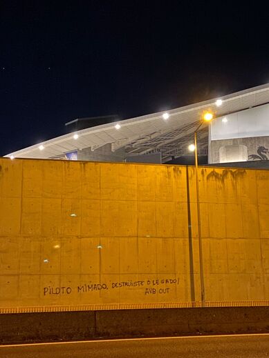 Mensagens de protesto nas imediações do Estádio do Dragão