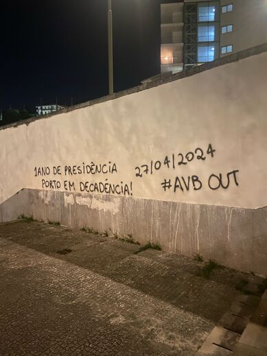 Mensagens de protesto nas imediações do Estádio do Dragão
