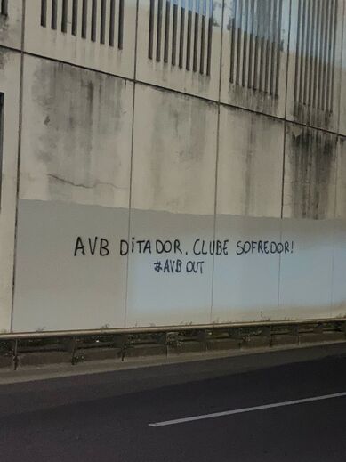 Mensagens de protesto nas imediações do Estádio do Dragão