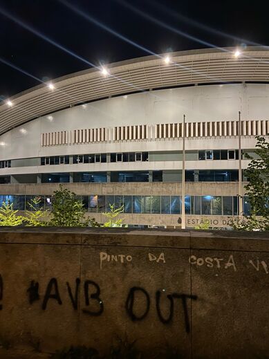 Mensagens de protesto nas imediações do Estádio do Dragão