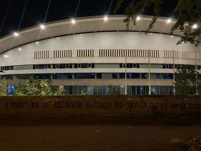 Mensagens de protesto nas imediações do Estádio do Dragão