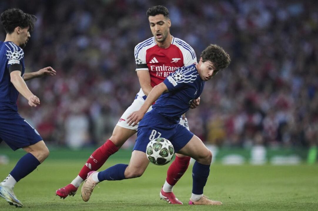 João Neves em ação frente ao Arsenal