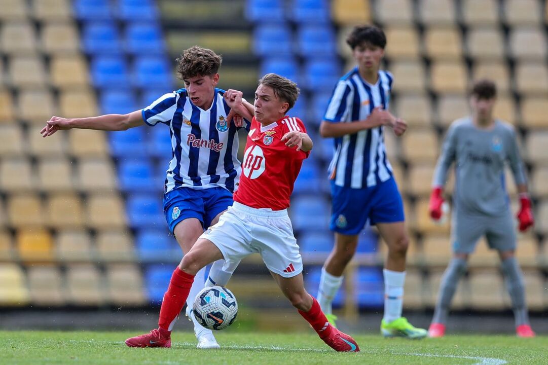 Jogadores disputam a bola durante o clássico