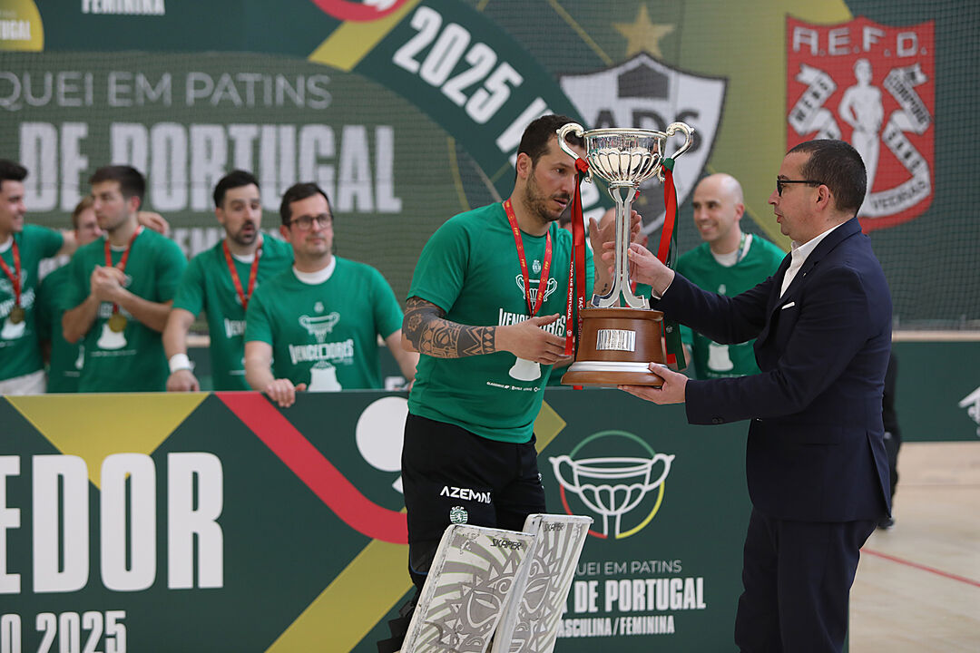 Ângelo Girão ergue Taça de Portugal