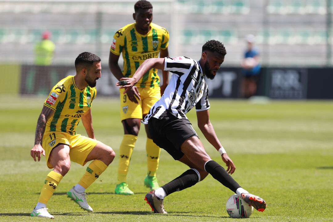 Costinha em ação frente ao Portimonense
