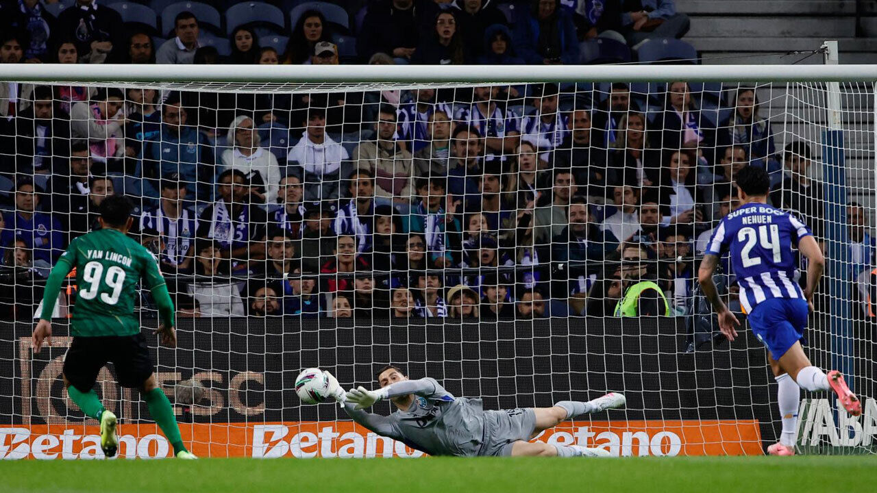Cláudio Ramos evita golo do Moreirense