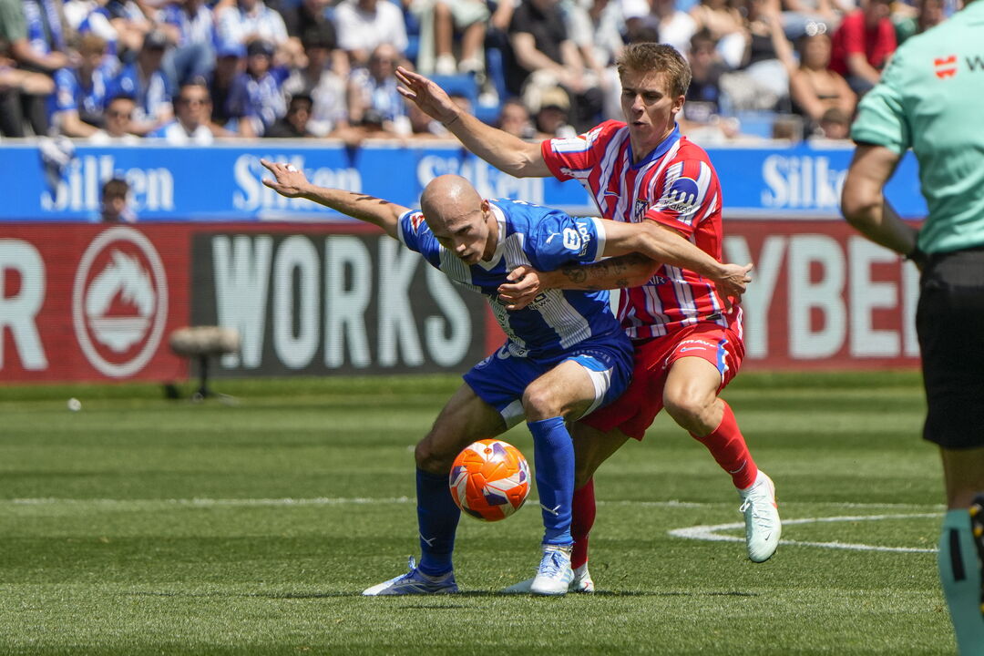 Momento do jogo entre Atlético Madrid e Alavés