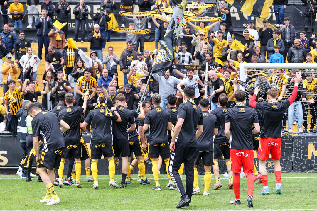 Jogadores do Lusitânia Lourosa festejam subida de divisão com os adeptos