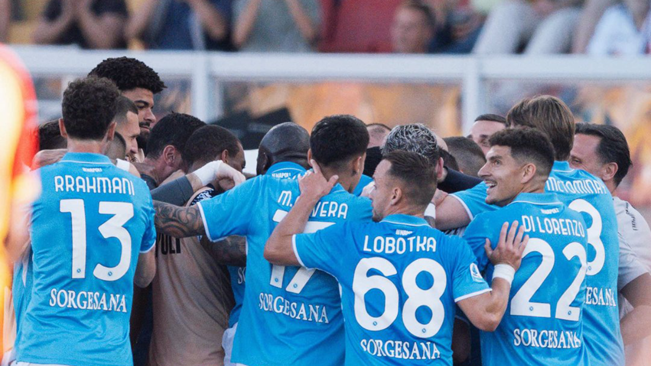 Jogadores do Nápoles festejam golo que garantiu a vitória sobre o Lecce