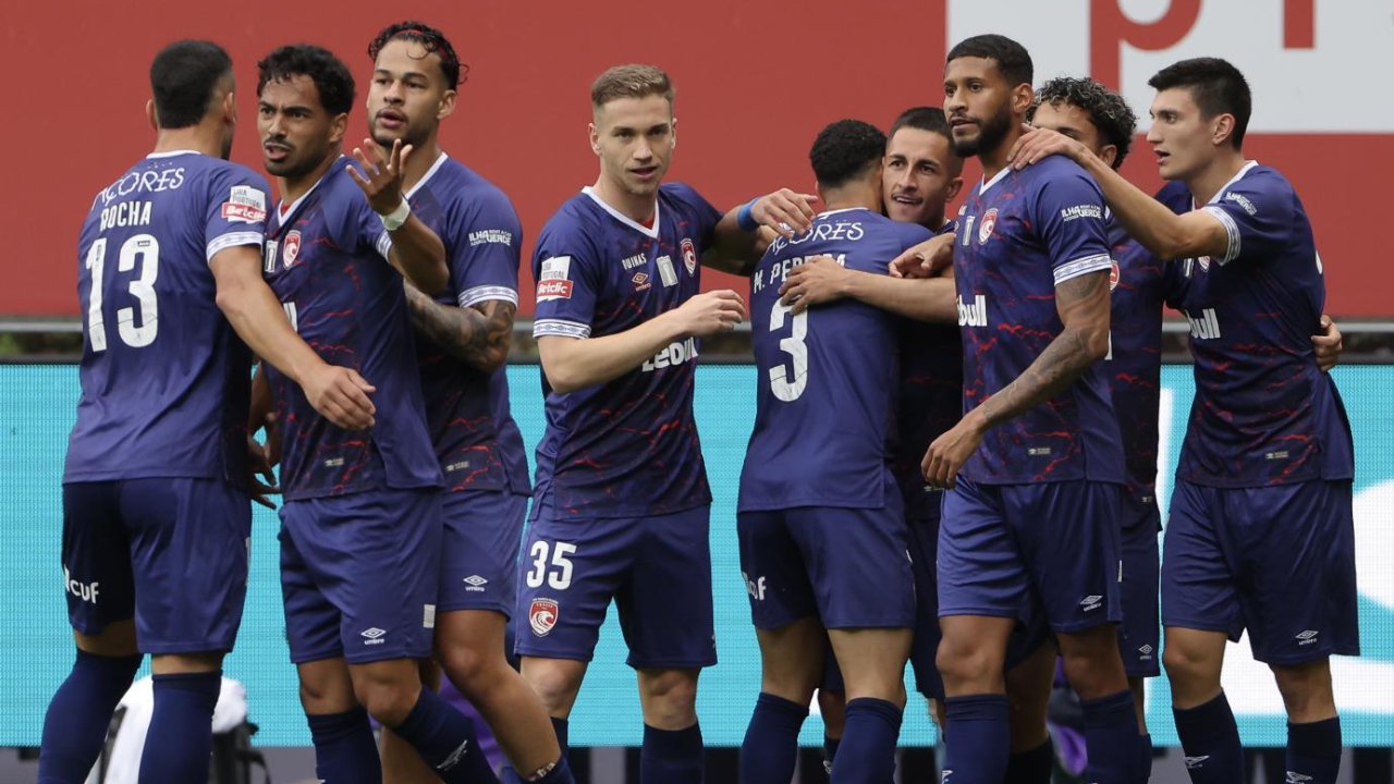 Jogadores do Santa Clara festejam golo na Pedreira, frente ao Sp. Braga
