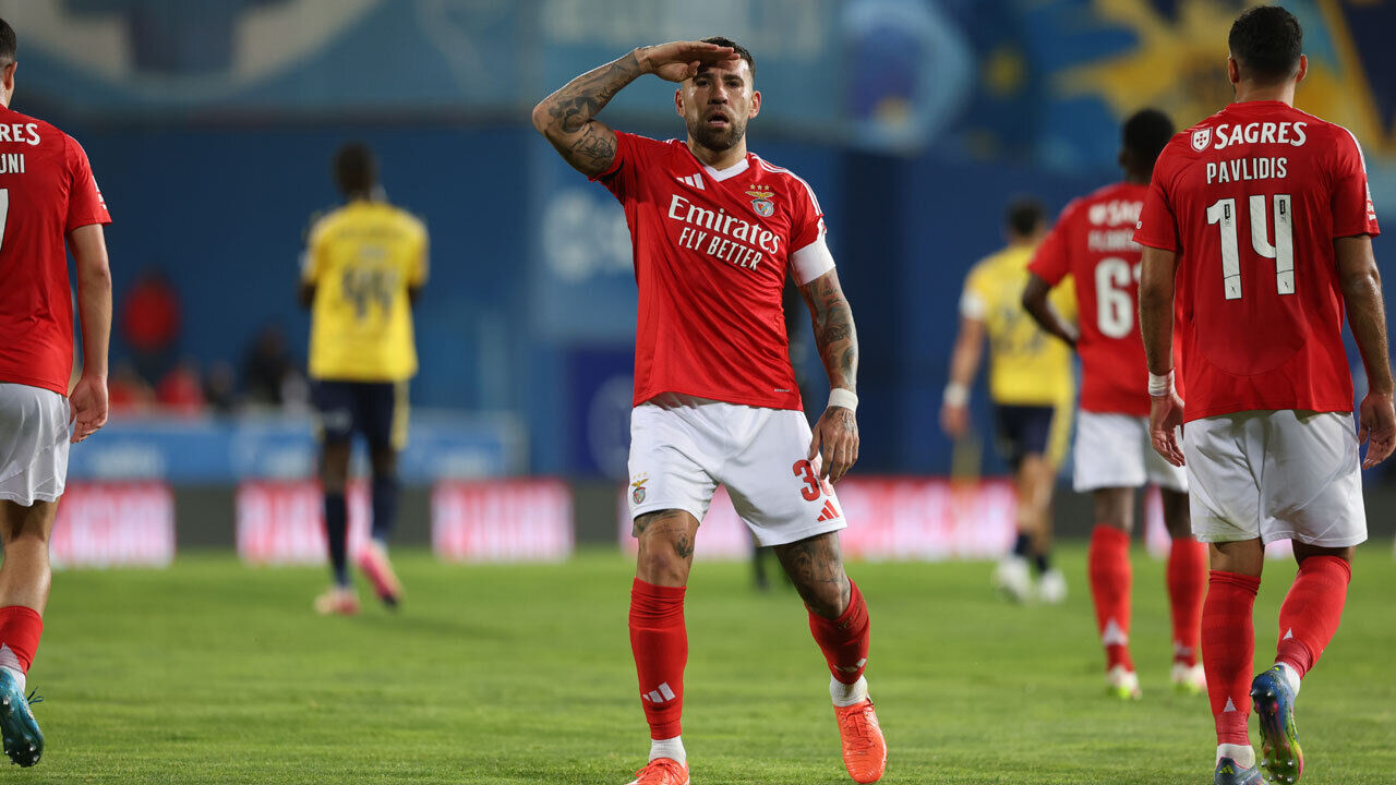 Otamendi a festejar golo marcado ao Estoril