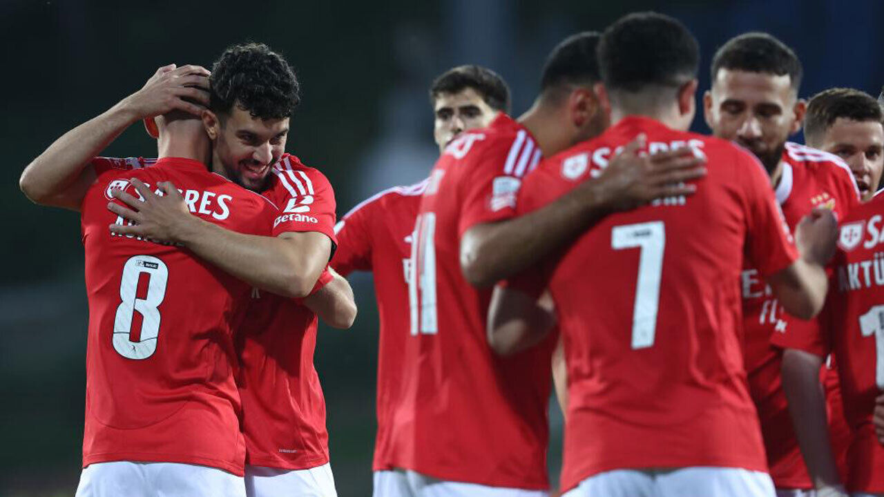 Jogadores do Benfica cumprimentam-se