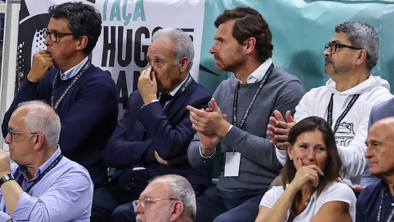 André Villas-Boas a assistir ao encontro com Alberto Babo e Mário Santos