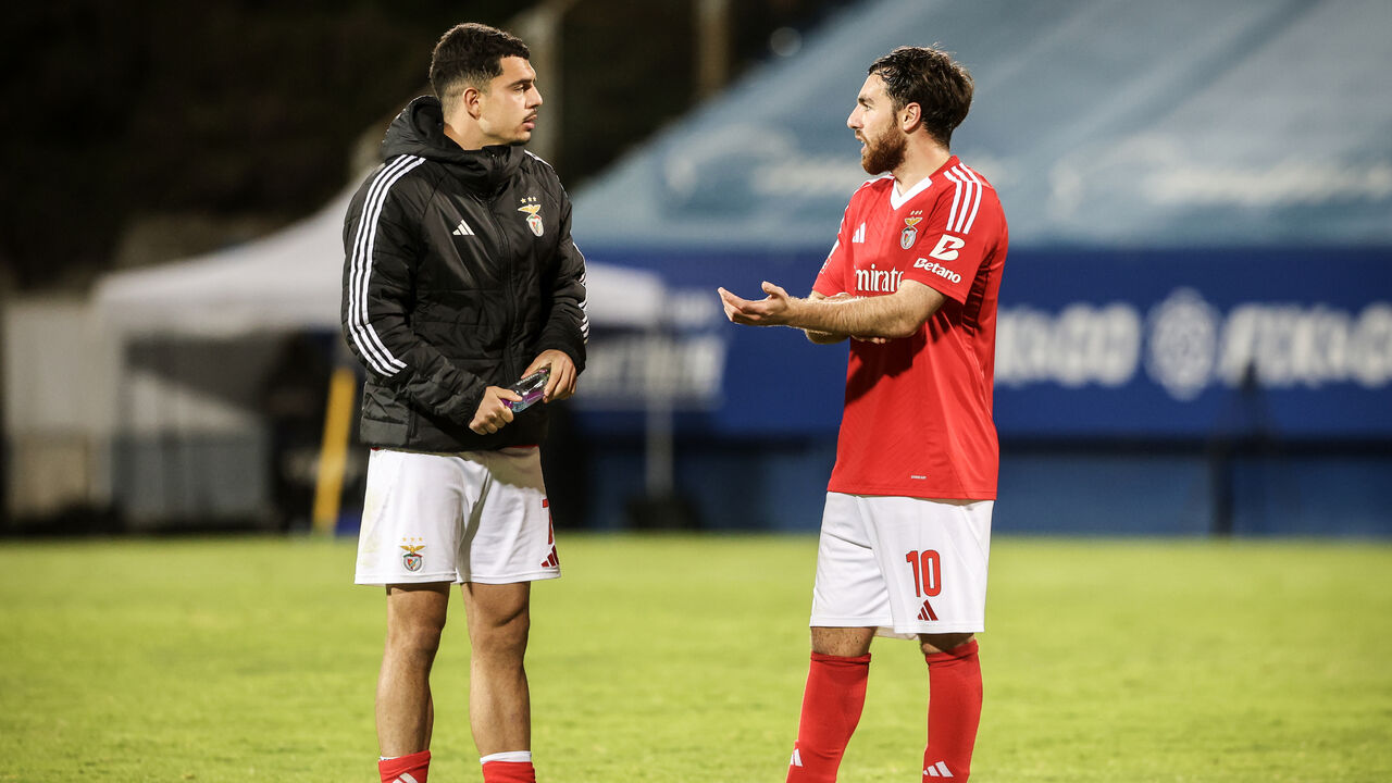 Amdouni à conversa com Kokçü no final do Estoril-Benfica
