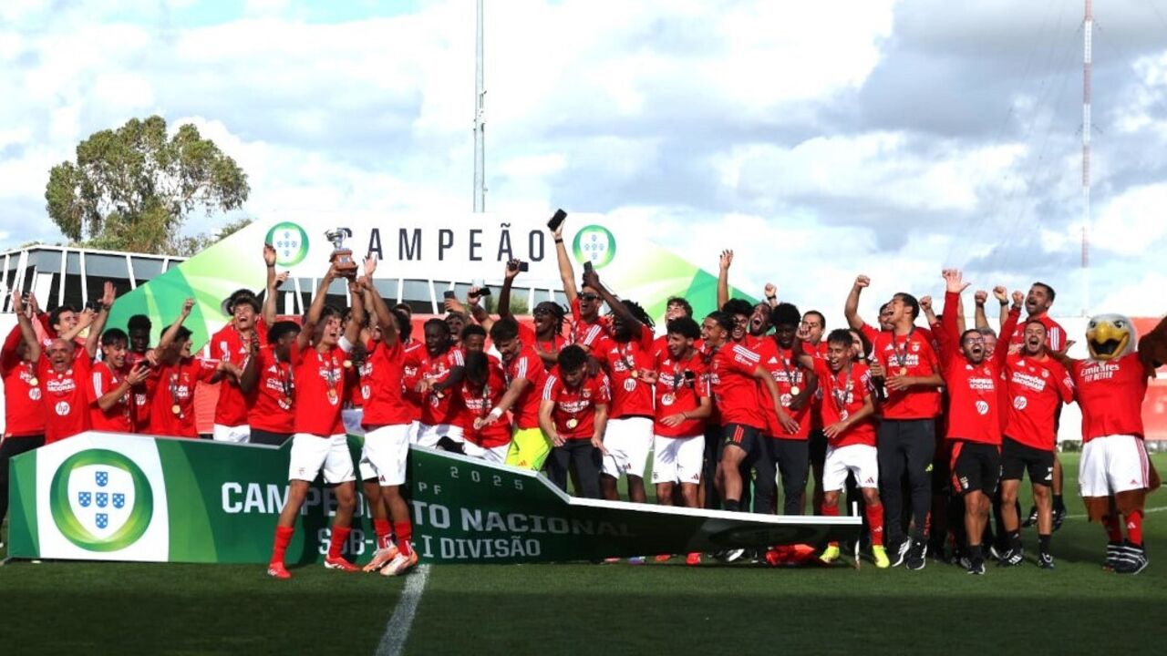 Juniores do Benfica erguem troféu de campeão
