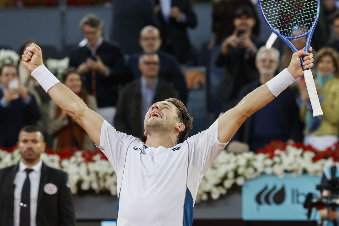 Casper Ruud  festeja conquista do Masters 1.000 Madrid