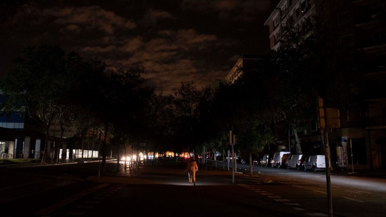 Ruas às escuras durante o apagão em Barcelona