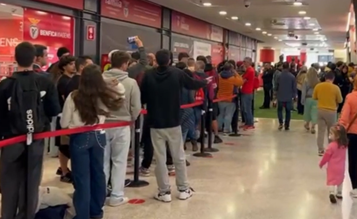 Filas na Luz para comprar bilhetes para o dérbi