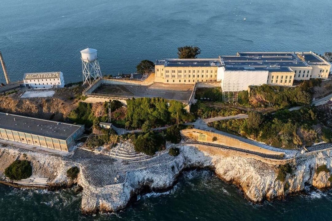 Prisão de Alcatraz é conhecida por ser impossível de escapar, devido às correntes que a rodeiam e a água fria do oceano Pacífico