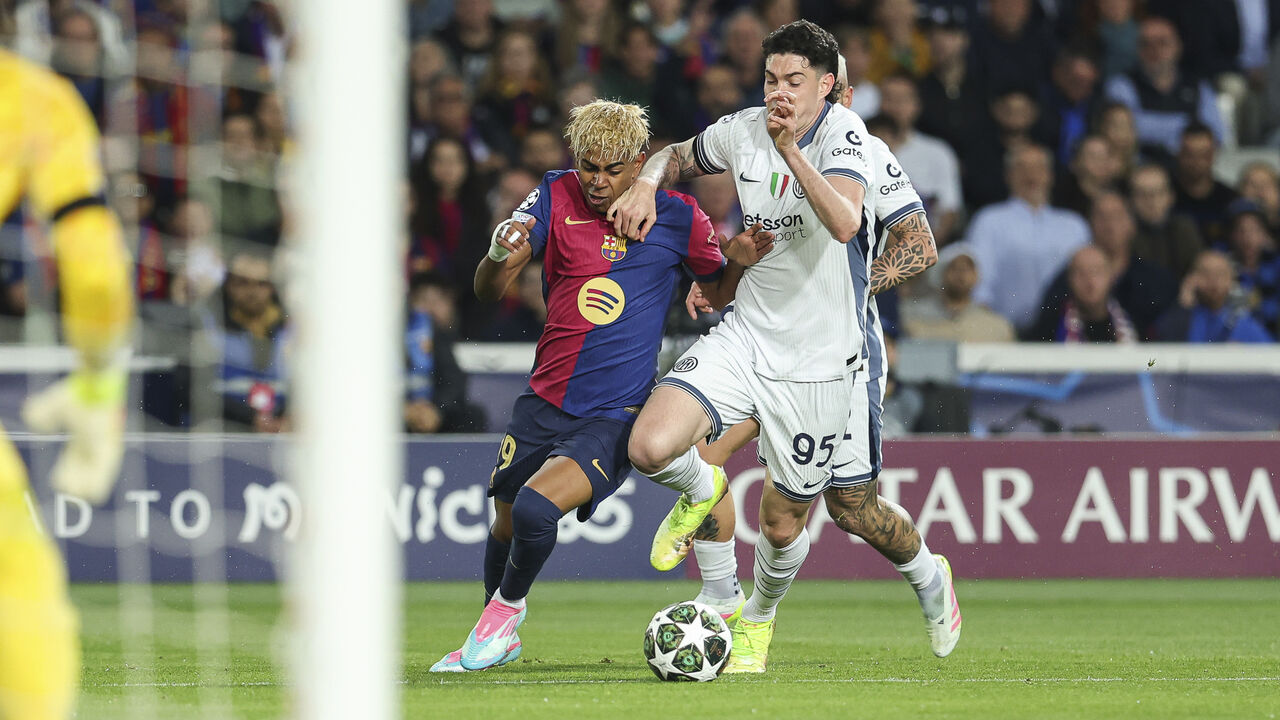 Alessandro Bastoni a tentar parar Lamine Yamal