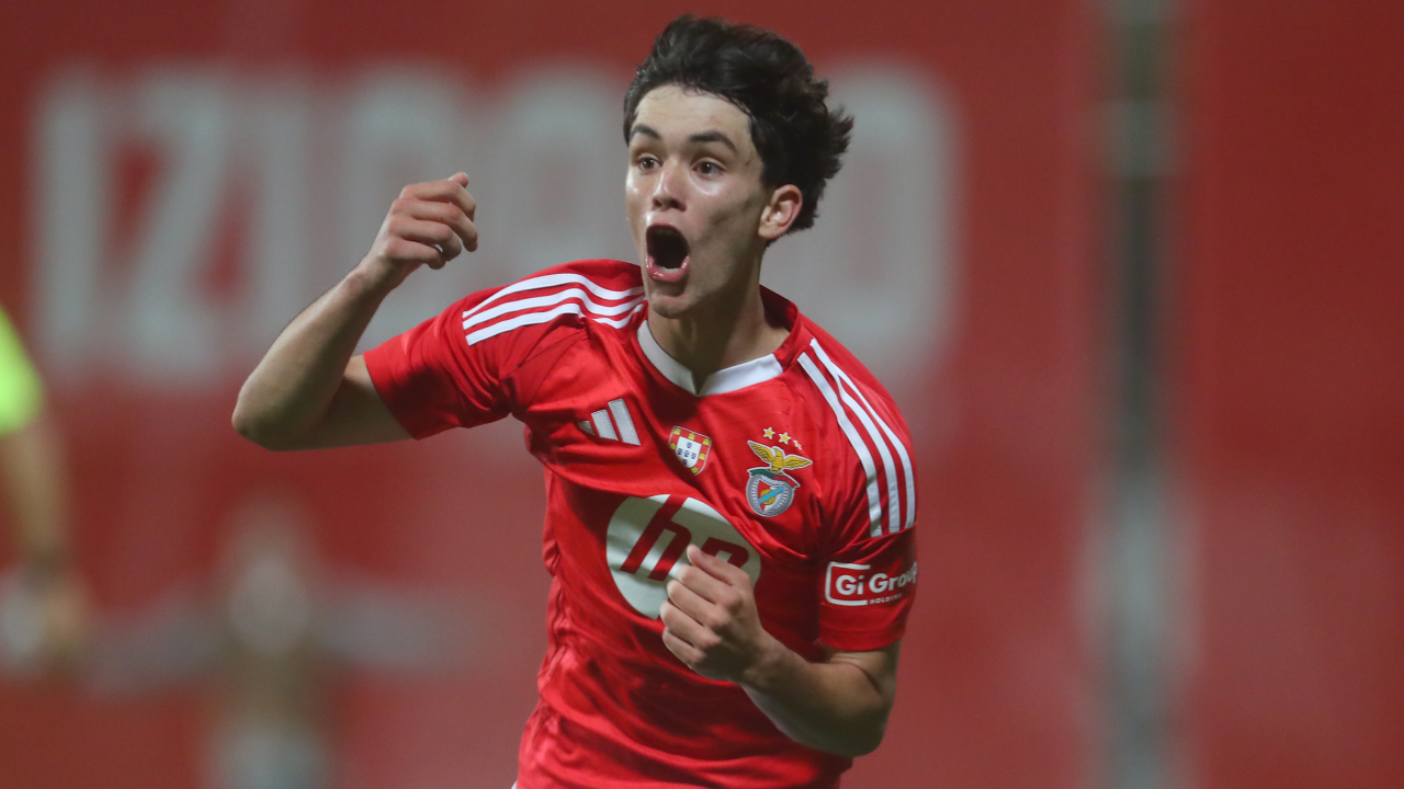 Martim Gomes foi herói ao assinar um hat trick na vitória do Benfica sobre o Sporting, por 4-3, no Seixal