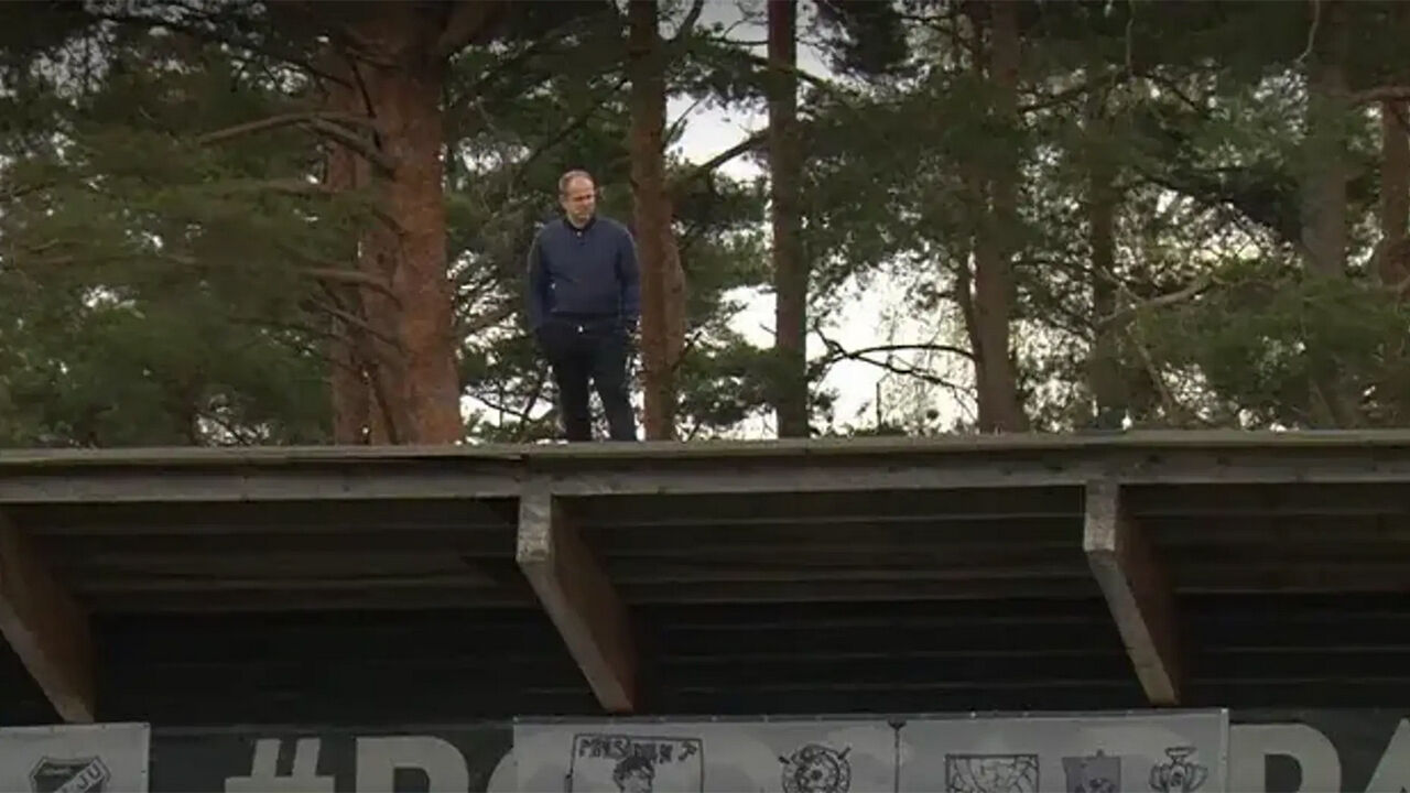 Técnico subiu à bancada e dali seguiu o jogo