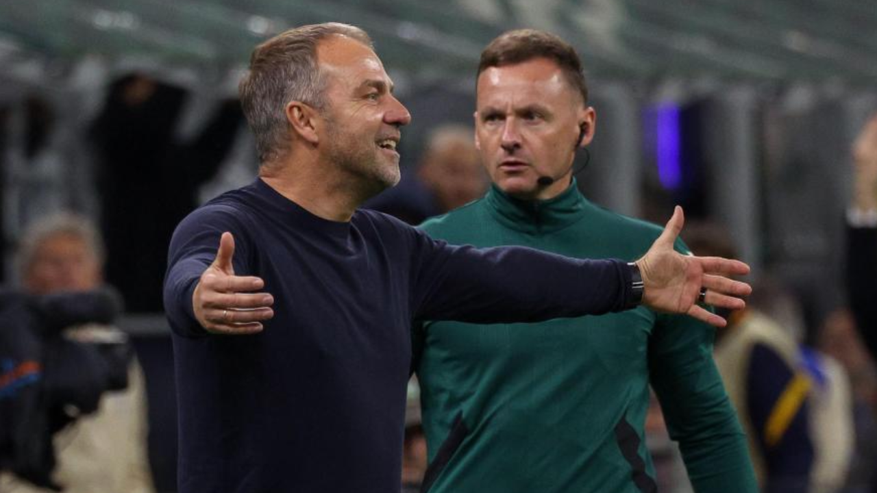 Hansi Flick gesticula para o relvado durante o Inter Milão-Barcelona