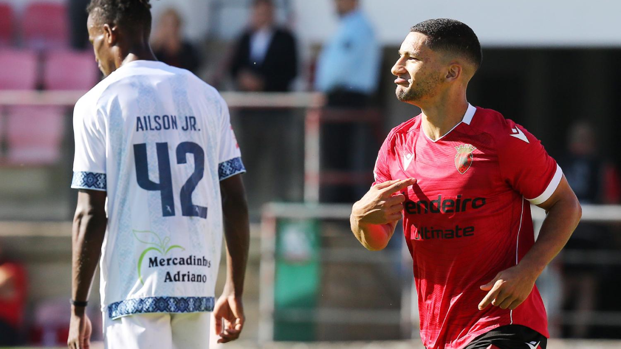 Zé Leite, jogador do FC Penafiel, festeja um golo frente ao Felgueiras