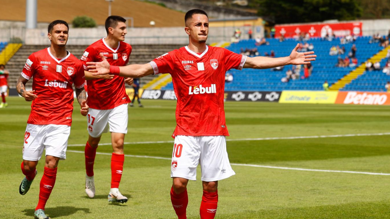 Ricardinho festeja golo pelo Santa Clara