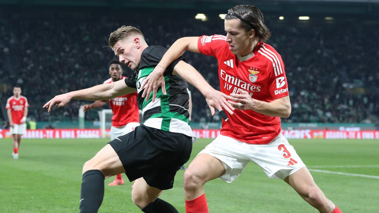 Gyökeres (à esquerda) e Carreras (à direita) disputam a posse de bola no Sporting-Benfica