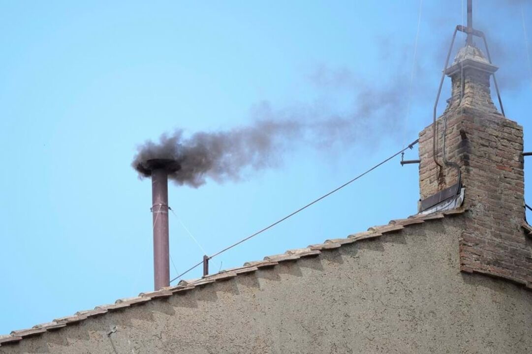 Fumo negro da chaminé da Capela Sistina