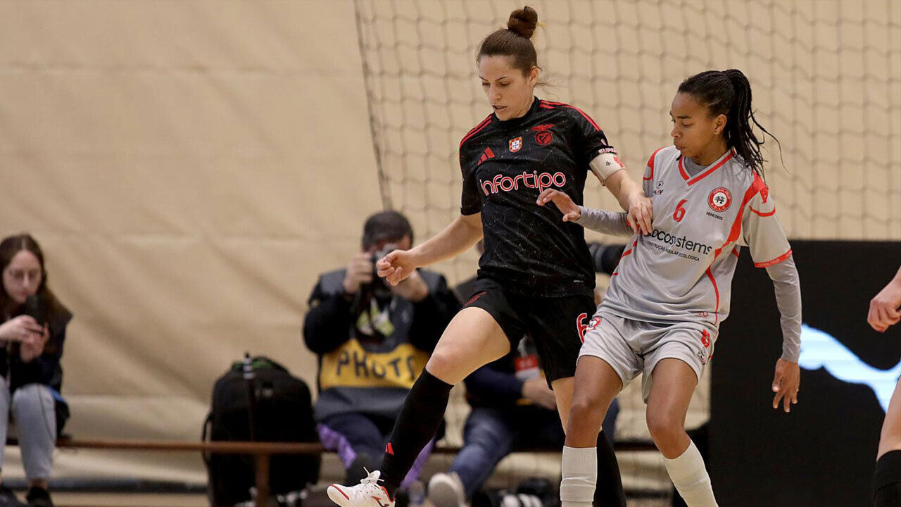 Inês Fernandes (à esquerda) numa disputa de bola