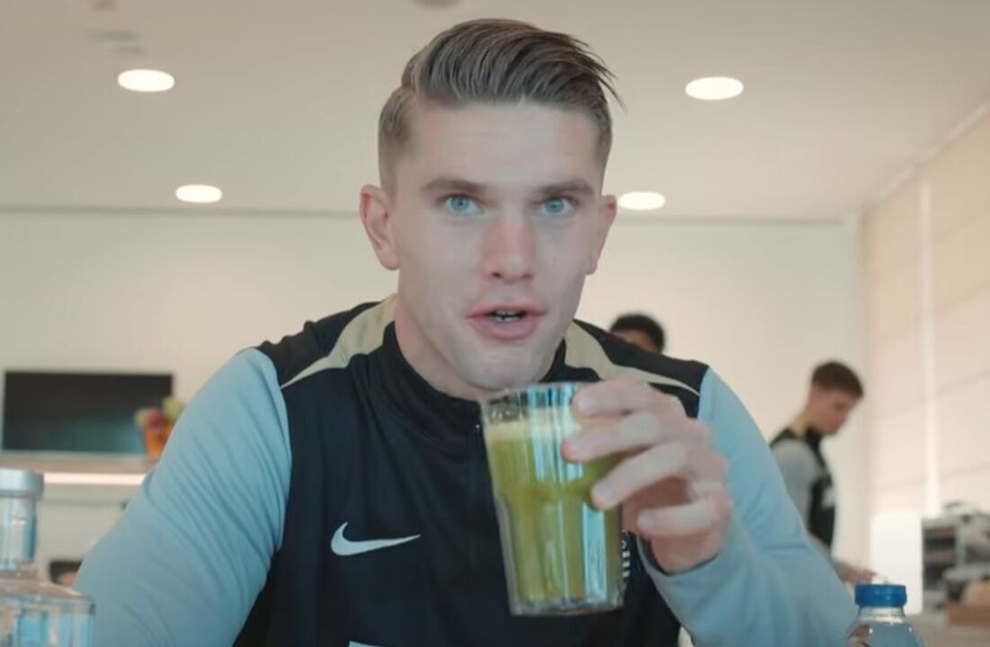 Gyökeres bebe o seu batido