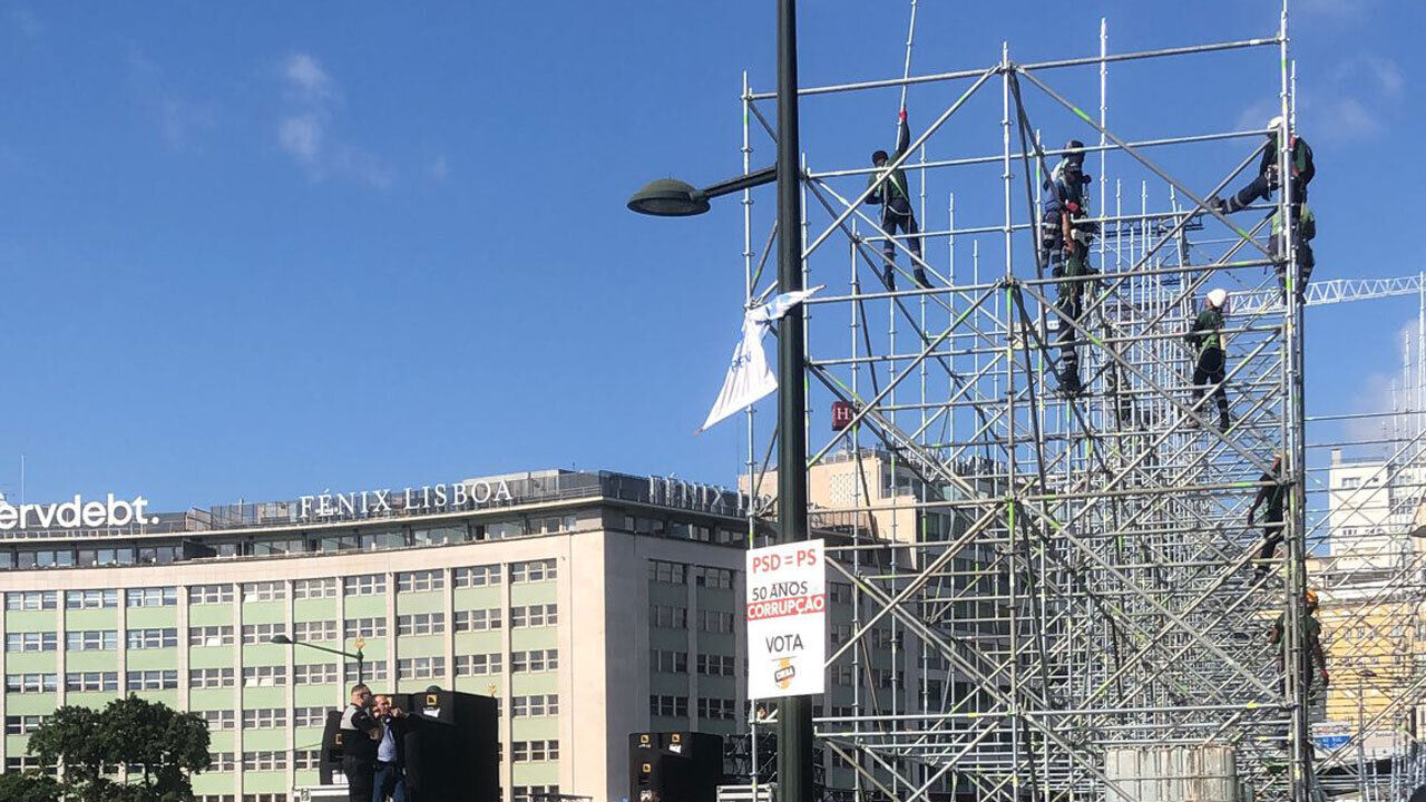 Montagem do palco para a festa do campeão nacional