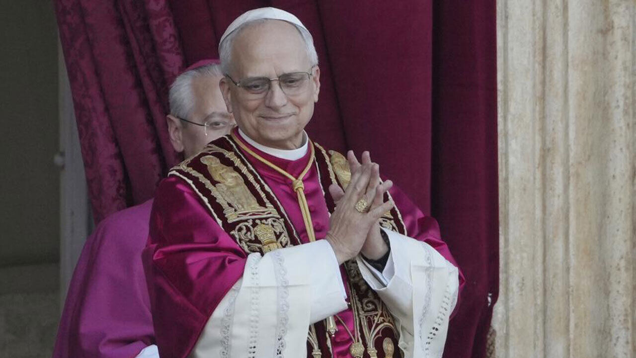 Leão XIV na varanda da Basílica de São Pedro