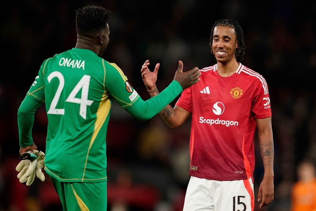 Loro e Onana no final de um jogo do United