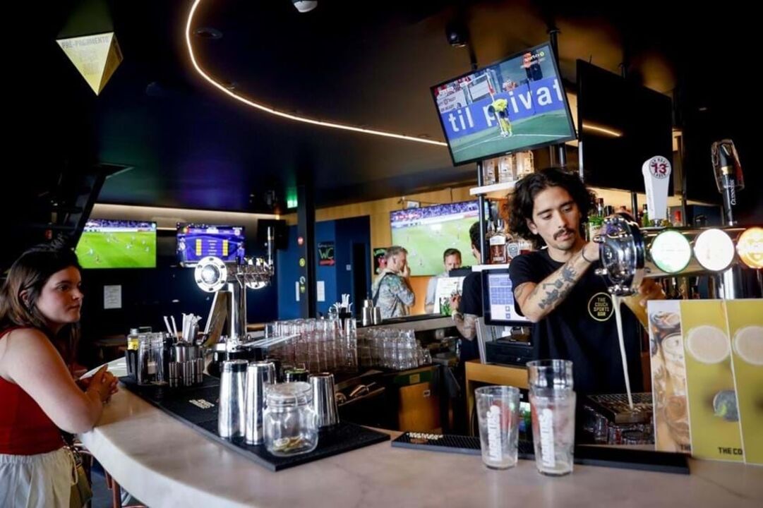 O The Couch Sports Bar, nas Docas, tem esplanadas e múltiplas ecrãs e vai transmitir o jogo que pode definir o próximo campeão nacional de futebol