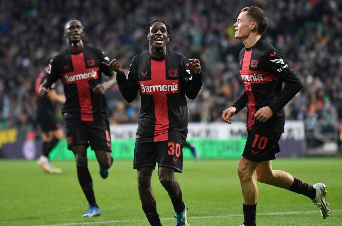 Frimpong celebra golo pelo Bayer Leverkusen