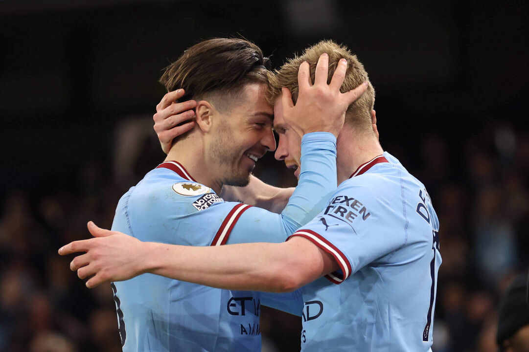 Grealish e De Bruyne celebram mais um golo