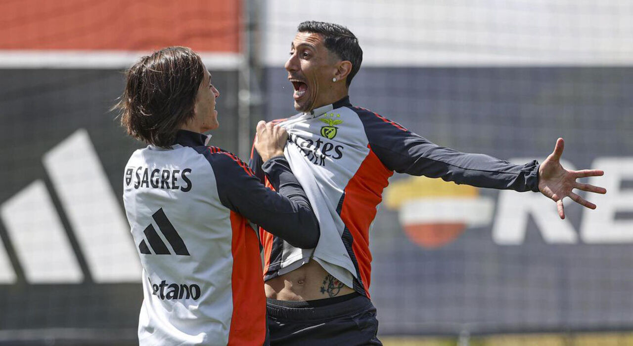 Di María com Carreras durante o treino