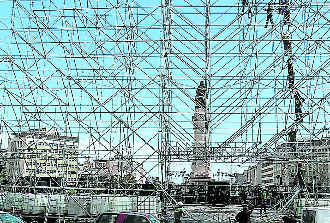 Palco estava a ser montado esta sexta-feira