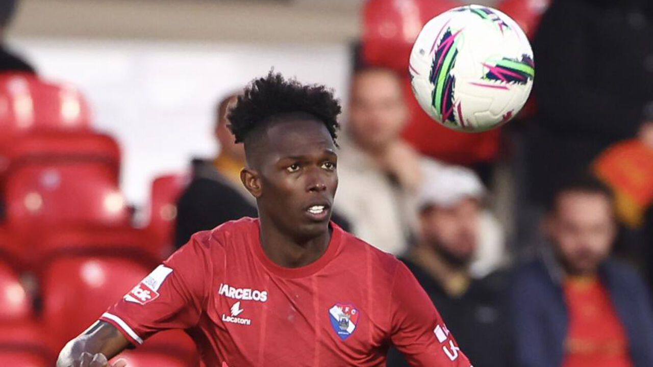 Félix Correia com a bola