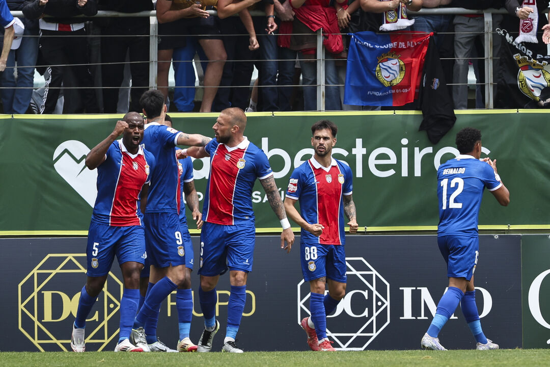 Jogadores do Alverca festejam vitória frente ao Tondela