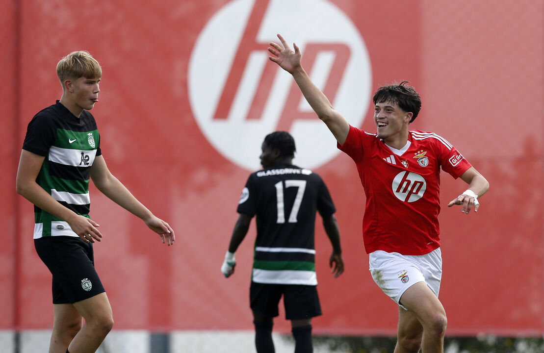 Gil Neves a festejar frente ao Sporting